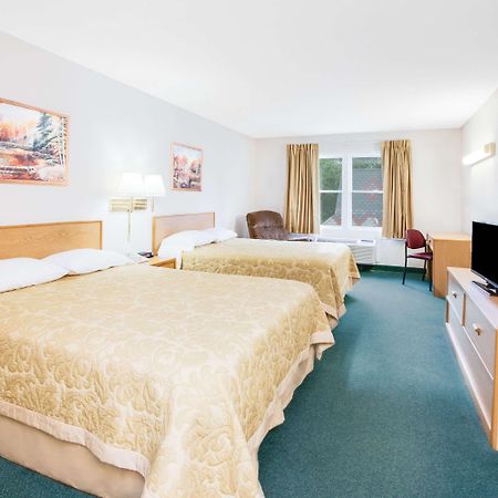 Super 8 By Wyndham Brooklyn Hotel Exterior photo