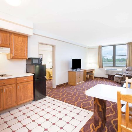 Super 8 By Wyndham Brooklyn Hotel Exterior photo