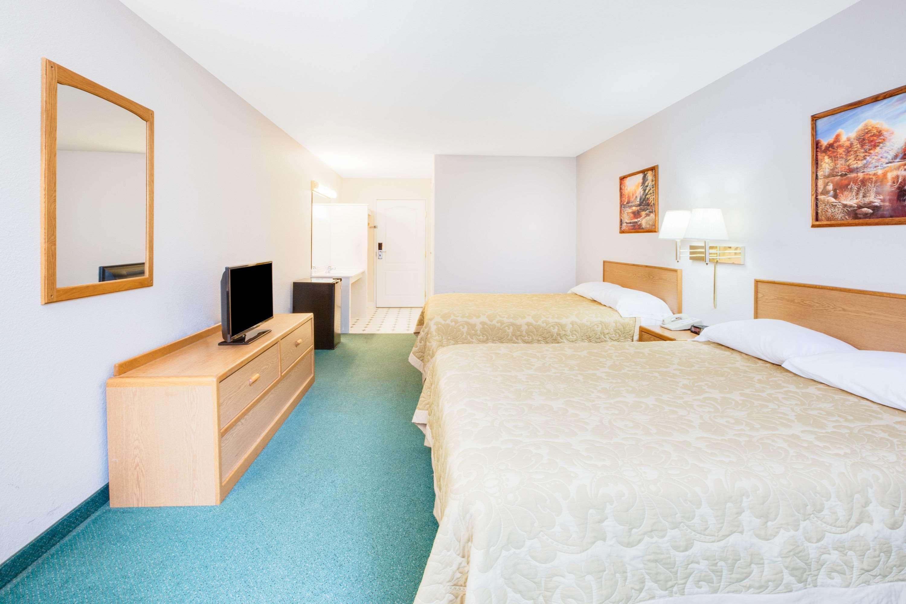 Super 8 By Wyndham Brooklyn Hotel Exterior photo