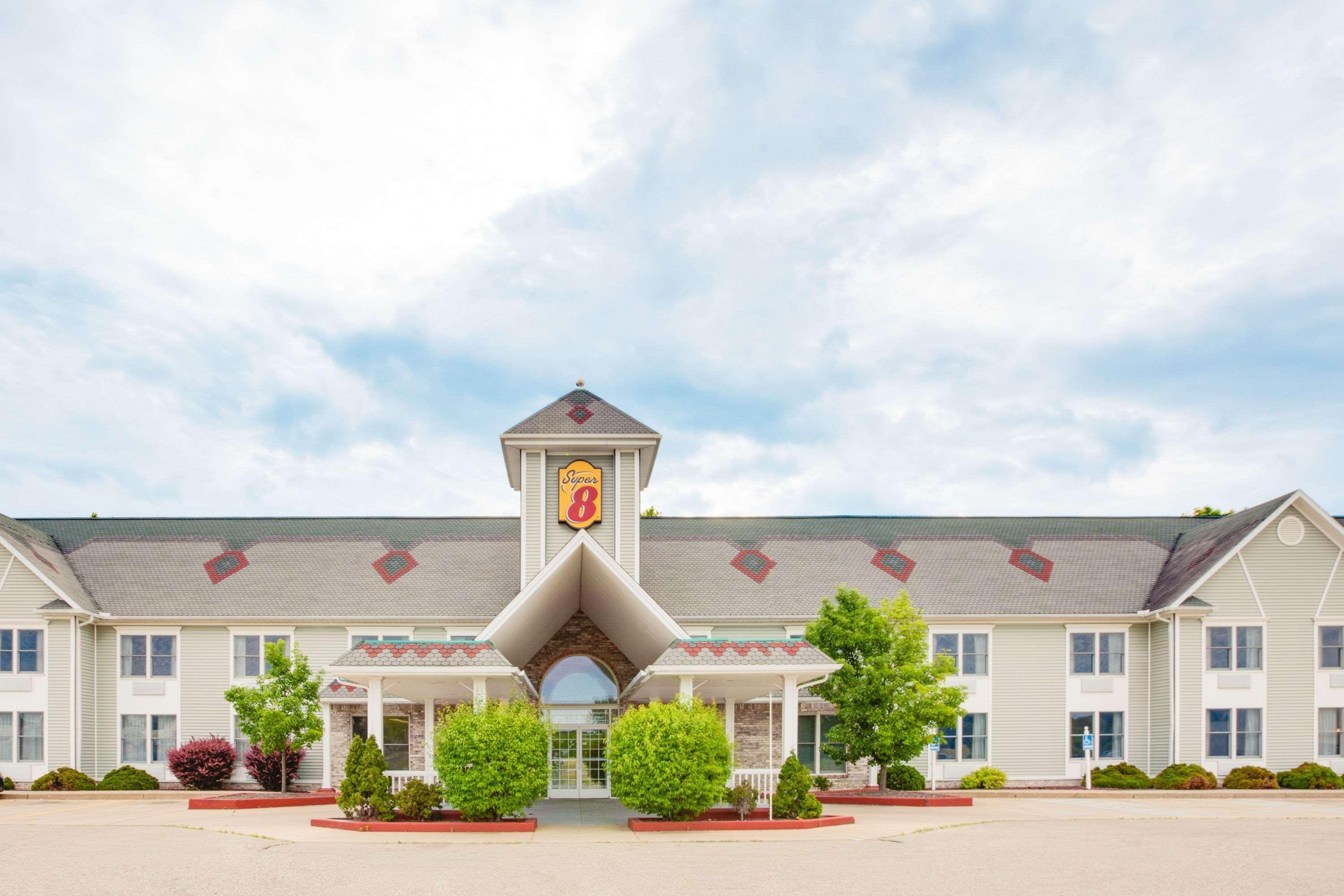 Super 8 By Wyndham Brooklyn Hotel Exterior photo