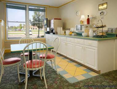Super 8 By Wyndham Brooklyn Hotel Restaurant photo